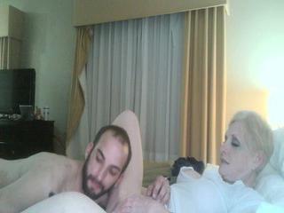 Die geile Oma Carla zeigt dir ihre sexy Fotze vor der Kamera - Granny mit großen Titten und rasierter Muschi