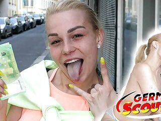 Deutsche kleine Brünette Rebecca Black lässt sich in den Mund spritzen