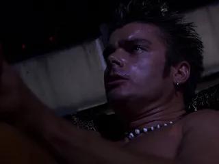 Langhaarige Milf melkt Schwanz mit Mund und Titten