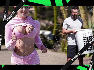 Versaute kleine Schlampe lässt ihren Stiefvater beim masturbieren zusehen