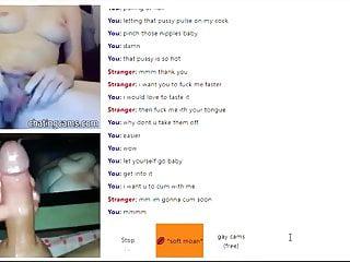 Busige Babe reibt haarige Muschi vor der Webcam