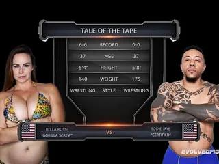 Bella Rossi beim Kampf mit dem schwarzen Kerl