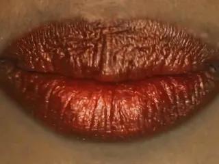 Die blonde Milf möchte in ihren Strapsen gefickt werden