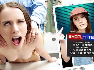 Die geile kleine Petra lässt sich auf dem Rücksitz des Autos ficken