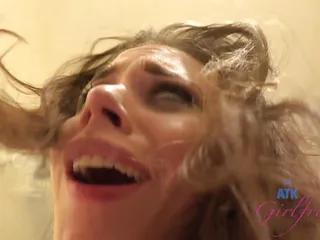 Sie bläst deinen Schwanz und lässt ihn in ihre Fotze kommen
