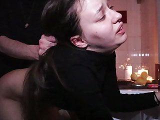 Meister bestraft seine gefesselte Sklavin - bdsm mit dem devoten Babe