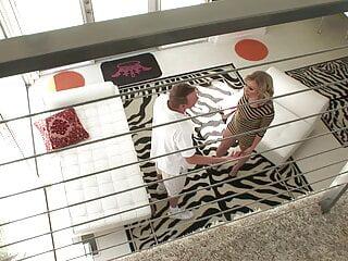 Milf fickt in der Dusche mit zwei großen Schwänzen