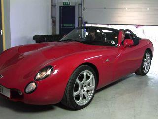 Sie spritzt wie eine Schlampe im Badezimmer