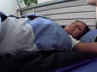 Deutsche Frau mit geilem Körper und großen Brüsten besorgt es sich selbst