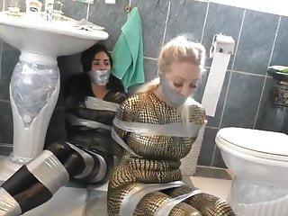 Im Latex Outfit gefesselt und benutzt - bdsm Sex mit dem Umschnalldildo