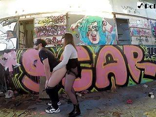 Der Ehemann wird von seiner Frau mit dem Strapon gefickt und vollgewichst