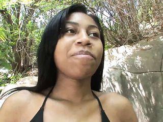 Heiße junge Ebony fickt heißen Schwanz für Sperma