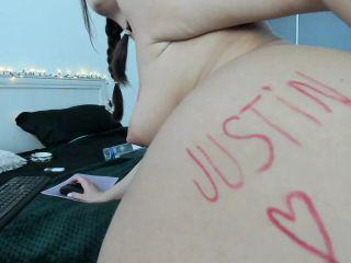 Teen fickt ihren Arsch mit einem Dildo und Vibrator