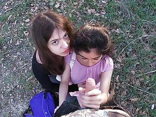 Ein Kerl hat Spass mit zwei geilen Girls im Wald - Dreier mit den Fremden Schlampen