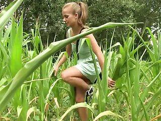 Schlankes Teen Mädchen spielen draußen mit ihren Fotzen