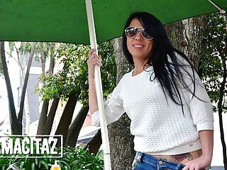 Latina mit großem Arsch wird von einem Darsteller gefickt